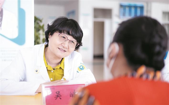 浙大邵逸夫阿拉尔医院精神卫生科专家吴皓为患者义诊(资料图片).