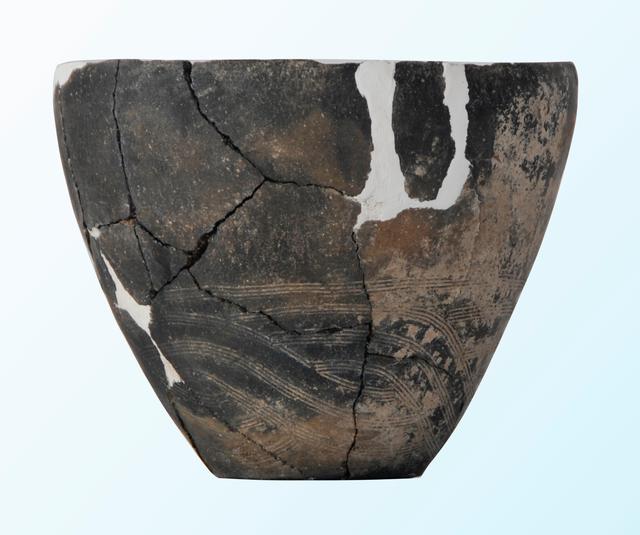 房址出土筒形罐.图源:国家文物局