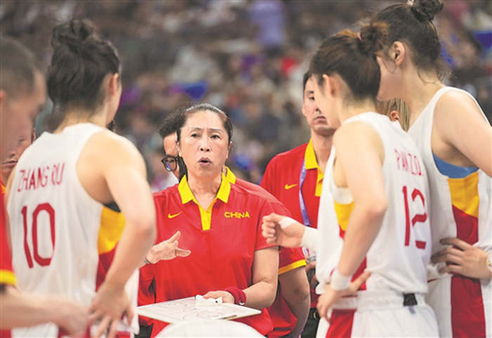 9月27日，中国队主教练郑薇（中）在比赛前布置战术。