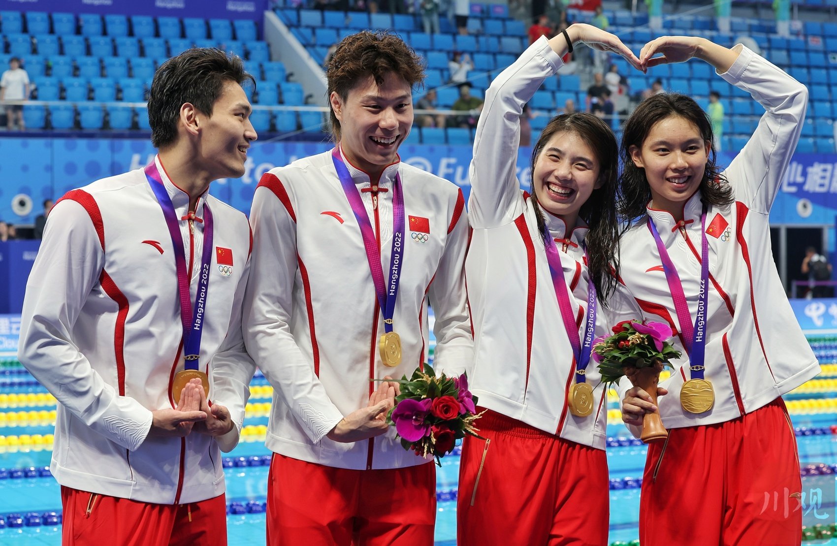 中国队选手徐嘉余,覃海洋,张雨霏,杨浚瑄(从左至右)赛后合影