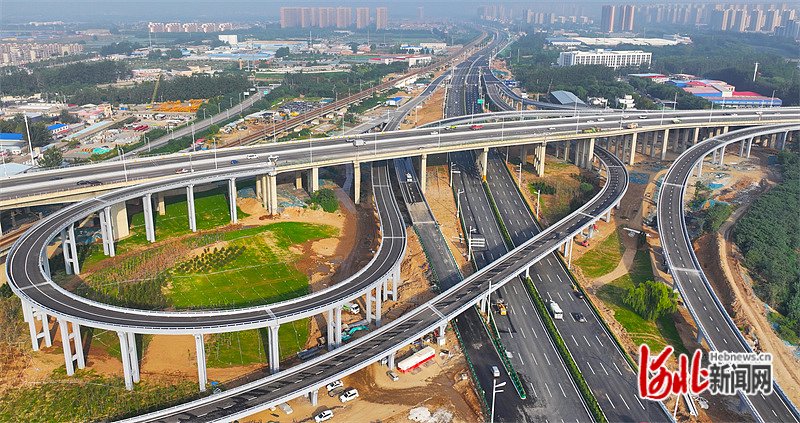 9月27日拍摄的石家庄市北三环市政化改造项目石清路互通立交.