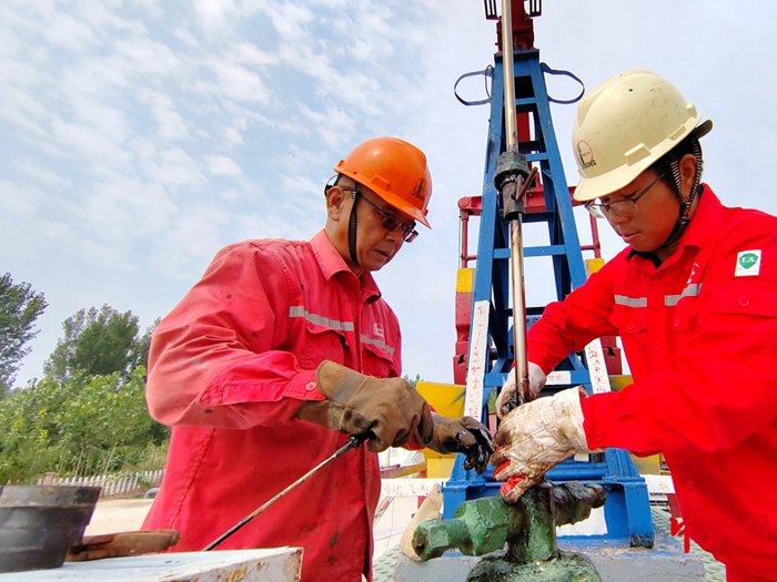 图为滨南采油厂员工在更换抽油机盘根.肖金禄 摄