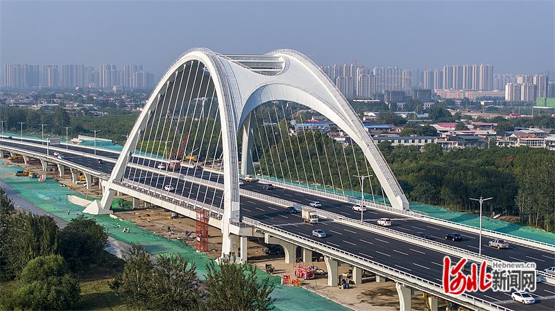 9月27日拍摄的石家庄市复兴大街泊水公园特大桥.河北日报记者田明摄