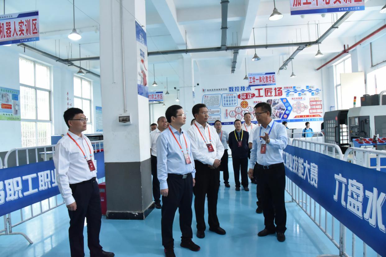 "32岁的肖云波是首钢水钢集团公司炼铁事业部维修电工,"今年再次参赛