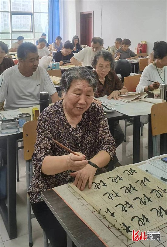 9月5日,秦皇岛市老年大学的学员在学习书法课程.张晓慧供图