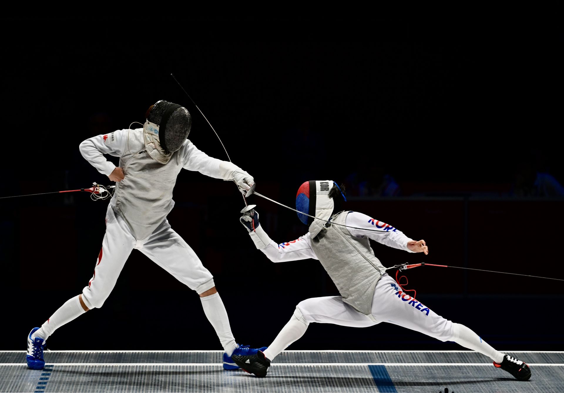 中国花剑男团由陈海威,许杰,吴斌,曾昭然四人组成,中国队在领先的情况