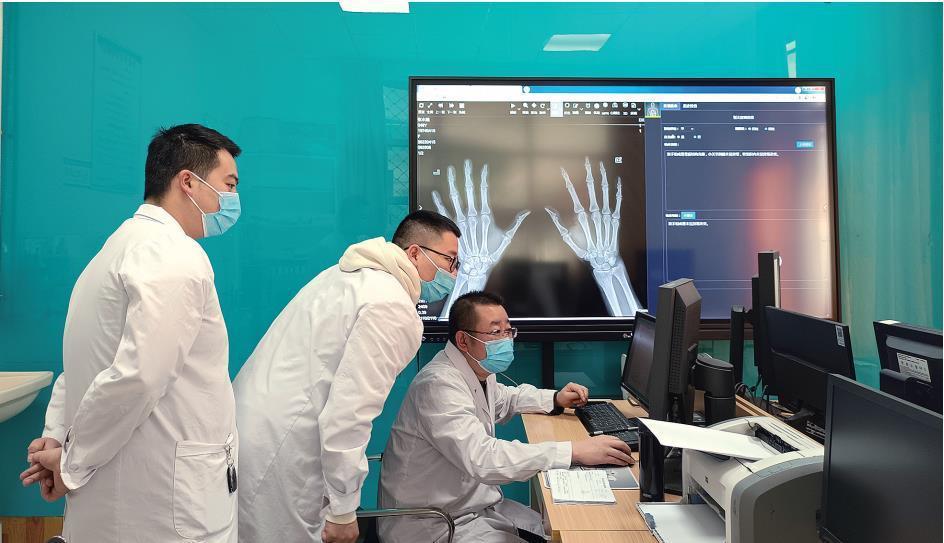 凤县远程影像诊断中心的医生正在为病人做远程诊断(资料照片).