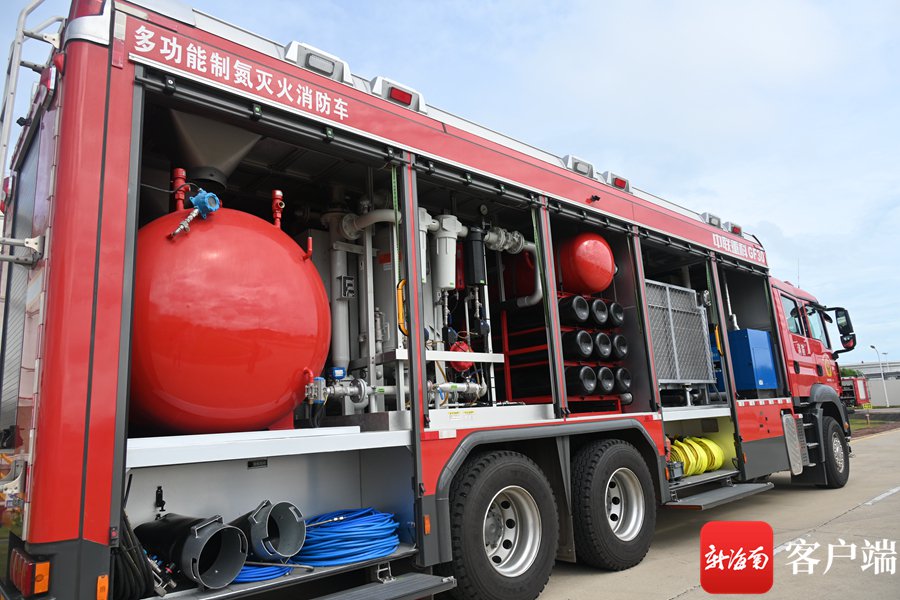 多功能制氮灭火消防车 该设备为全省首次到位执勤.李京莹 摄