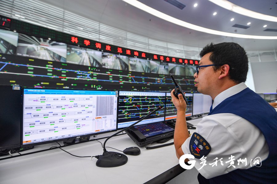 工作人员正忙着列车的调度指挥