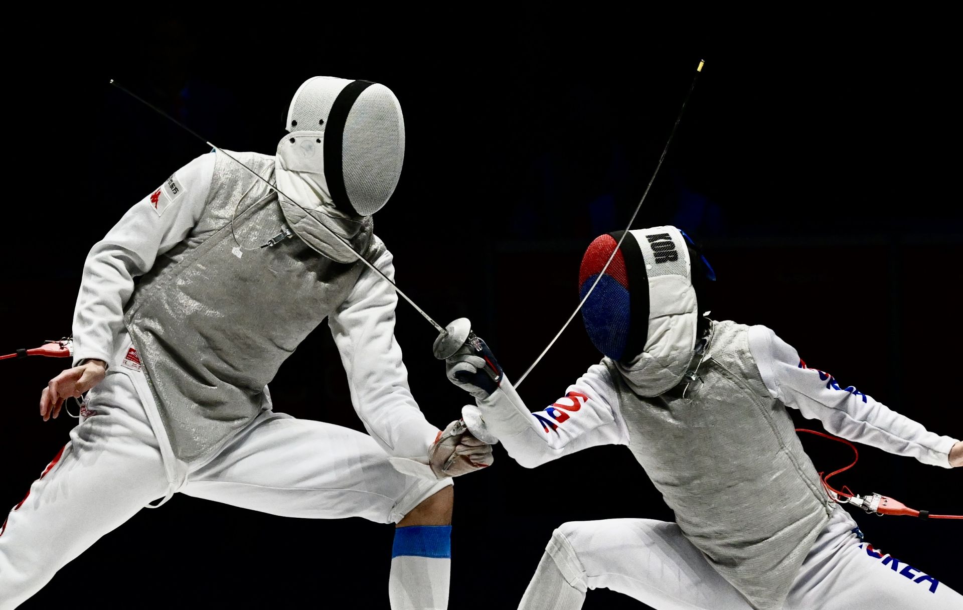 中国花剑男团由陈海威,许杰,吴斌,曾昭然四人组成,中国队在领先的情况