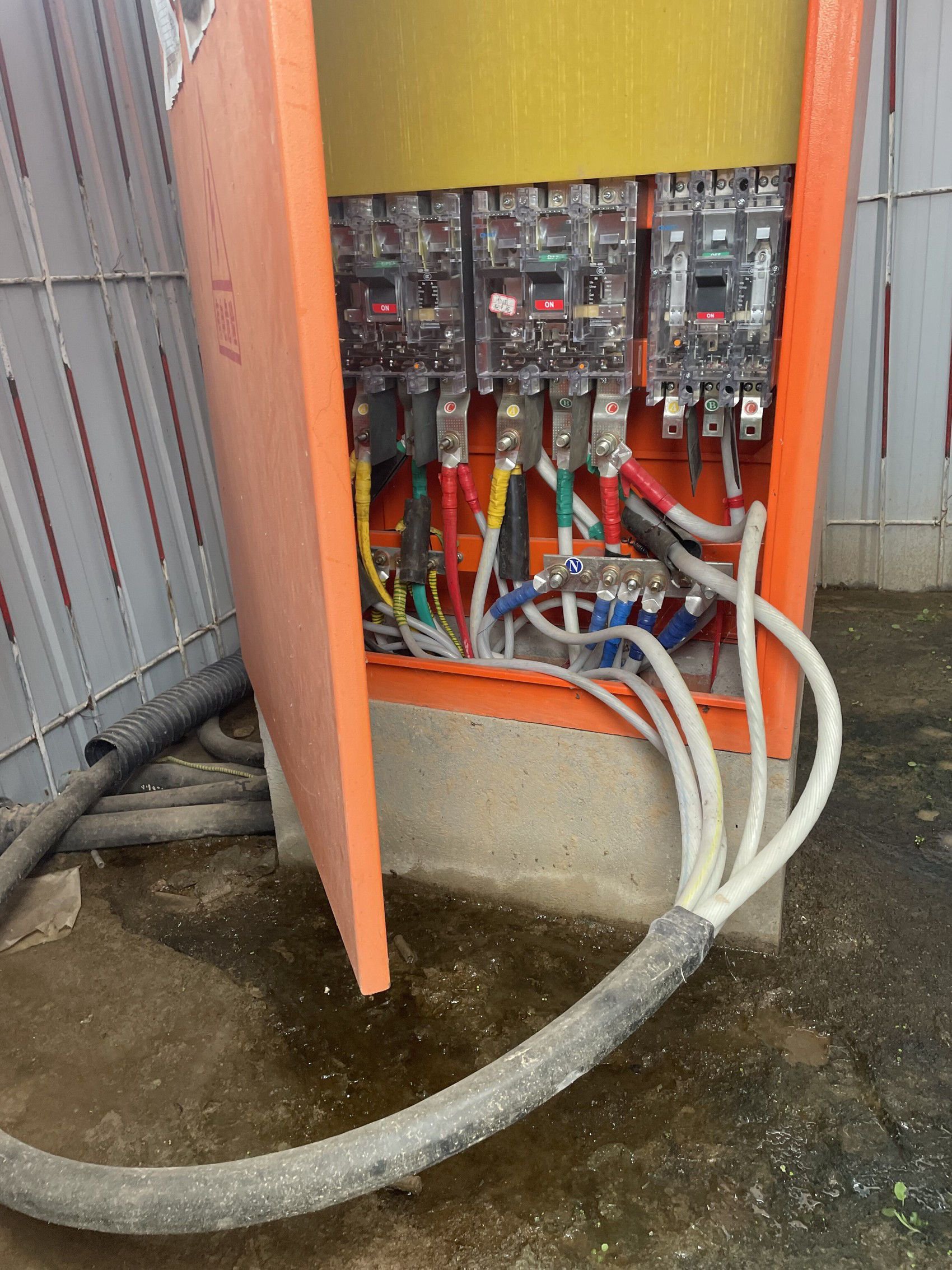 一级配电箱线路违规铺设