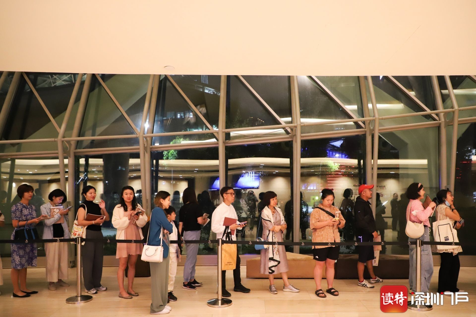 粉丝排队参加咏春签售会.深圳报业集团特派记者 余冕 摄
