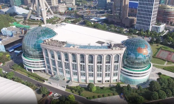 东方滨江大酒店坐拥一线江景,借助优越的地理位置,实现了与周边热门