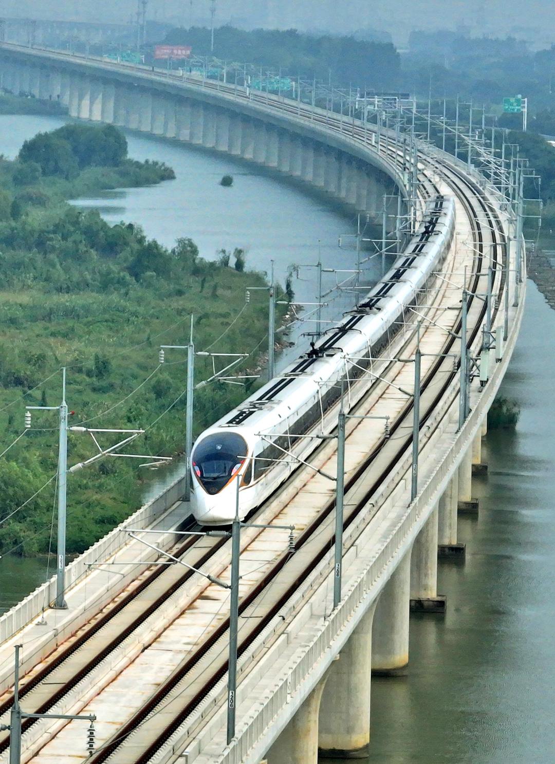 9月28日,一列动车组列车经过常州滆湖特大桥.
