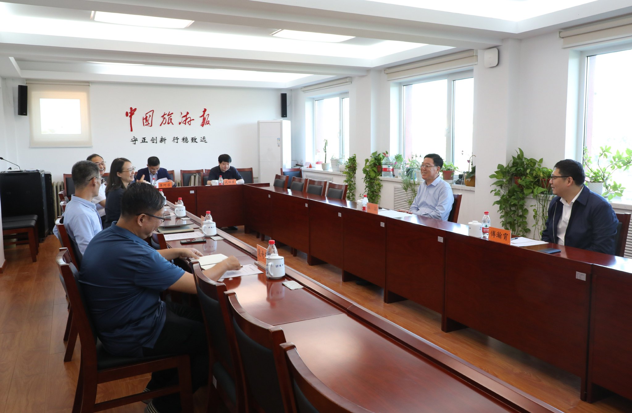 杜江副部长听取旅游报社领导班子工作汇报 杨亮 摄