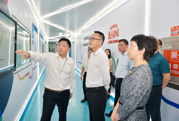 宝山区四套班子领导节前慰问一线工作人员,检查城市运行安全,食品安全