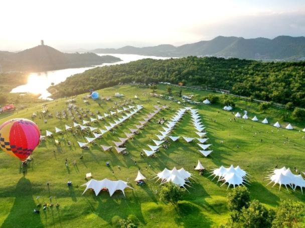 湖区露营,民俗民宿等旅游业态,设置10处赏月打卡地——碧波花园岛,阅
