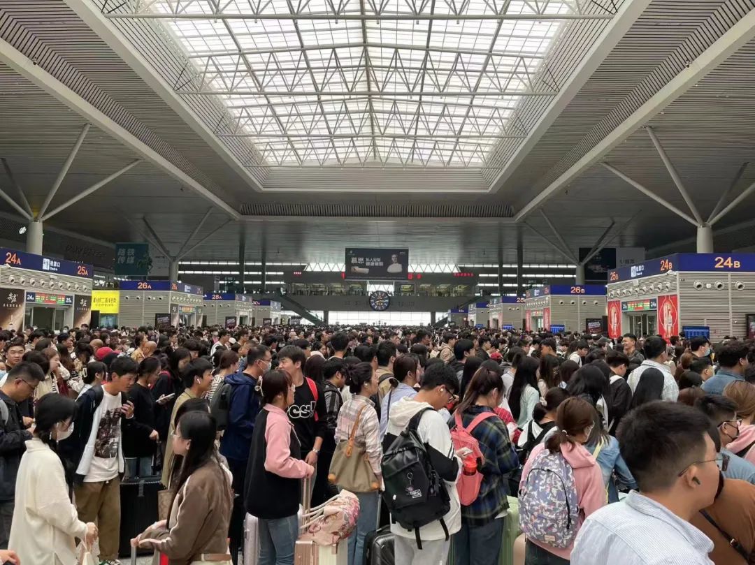 记者从郑州东站了解到，根据票务情况和客流分析，郑州东站9月29日预计发送客流20万，加开临客91列。