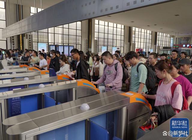 88159月29日,旅客在郑州火车站检票进站.新华社记者 李嘉南 摄