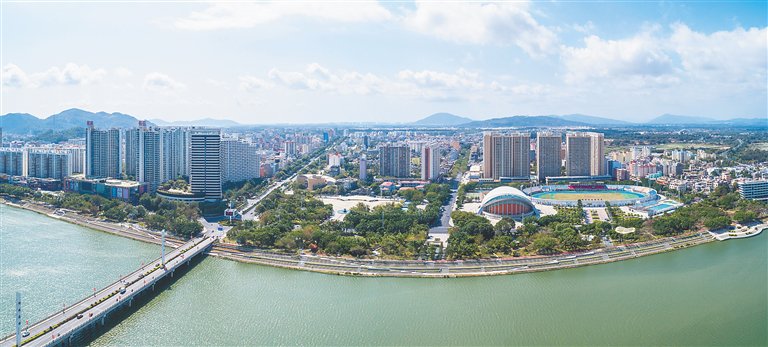 俯瞰陵水县城.海南日报记者 武威 摄