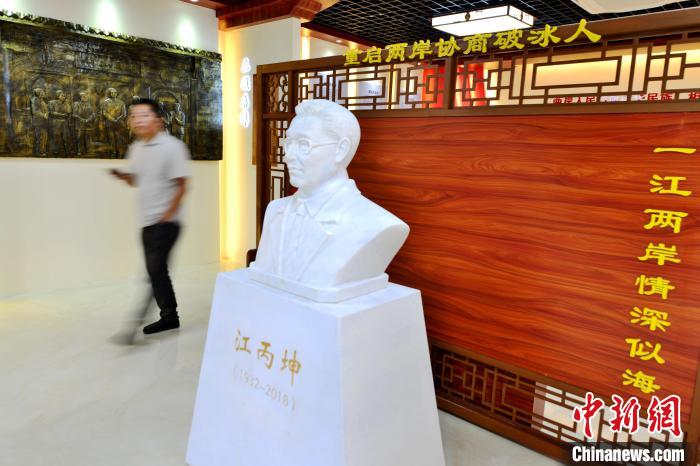 　　9月21日，一尊江丙坤半身雕像陈列于江丙坤事迹陈列室内，引人注目。　中新社记者 张斌 摄
