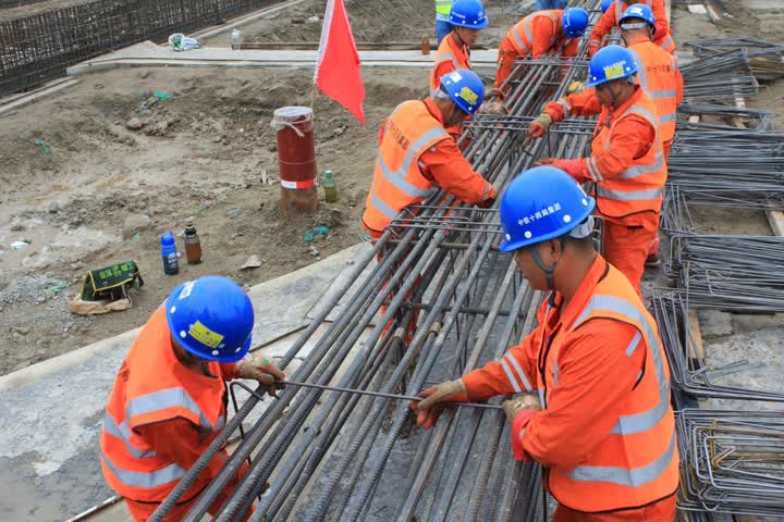 明挖敞开段,明挖暗埋段的冠梁支撑工人梁绑扎钢筋