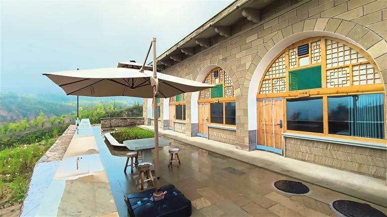 9月24日,清涧县北国风光景区窑洞民宿一角.