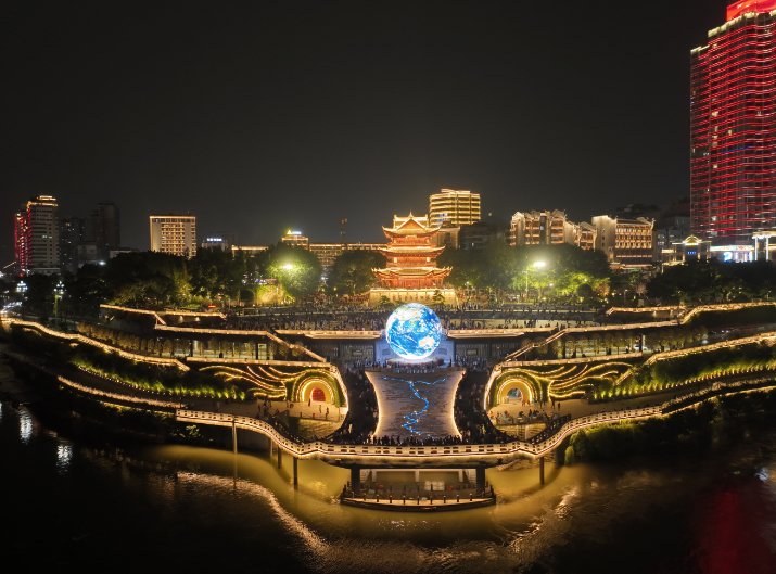 9月28日晚,四川宜宾三江六岸数字媒体项目开屏仪式灯光秀在三江口举行