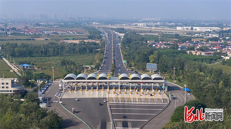 9月27日拍摄的位于复兴大街南端的石家庄南收费站.