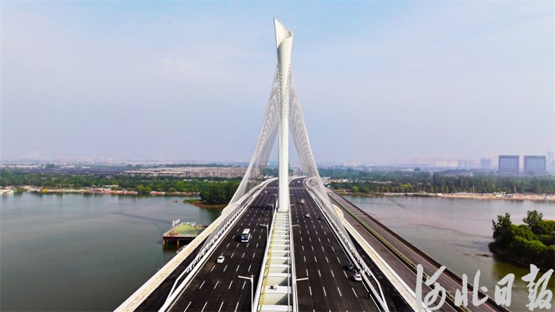 9月28日拍摄的石家庄市复兴大街滹沱河特大桥.