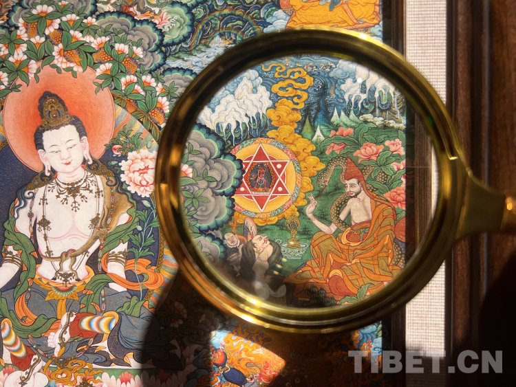 图为画师多拉所创作的唐卡作品《三怙主》(局部)摄影:赵振宇