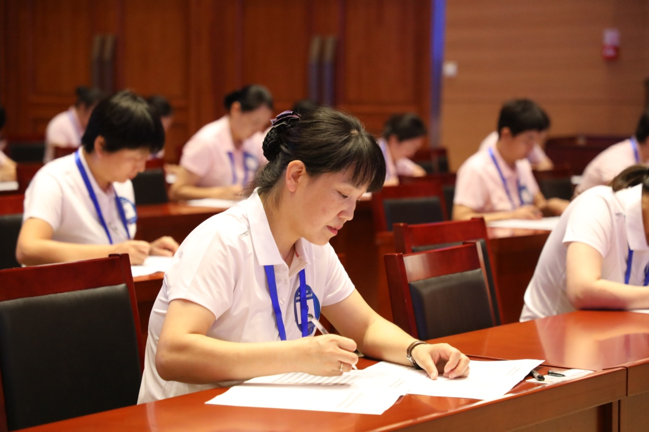 图为参赛选手参加笔试,实操考核现场