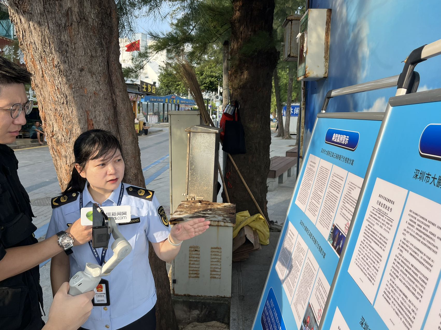 深圳市市场监督管理局大鹏监管局执法人员黄婷介绍专项整治情况.