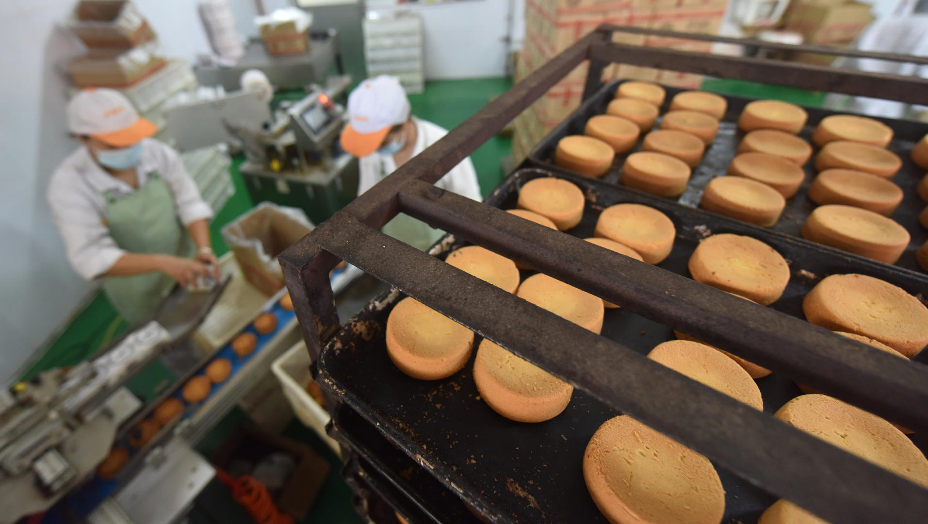 ▲山西太原一月饼车间工人正在加工传统月饼。资料图