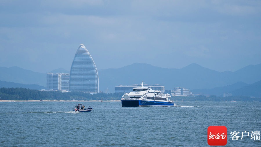 9月29日,一艘客船从蜈支洲岛驶往后海村.记者 李昊 摄
