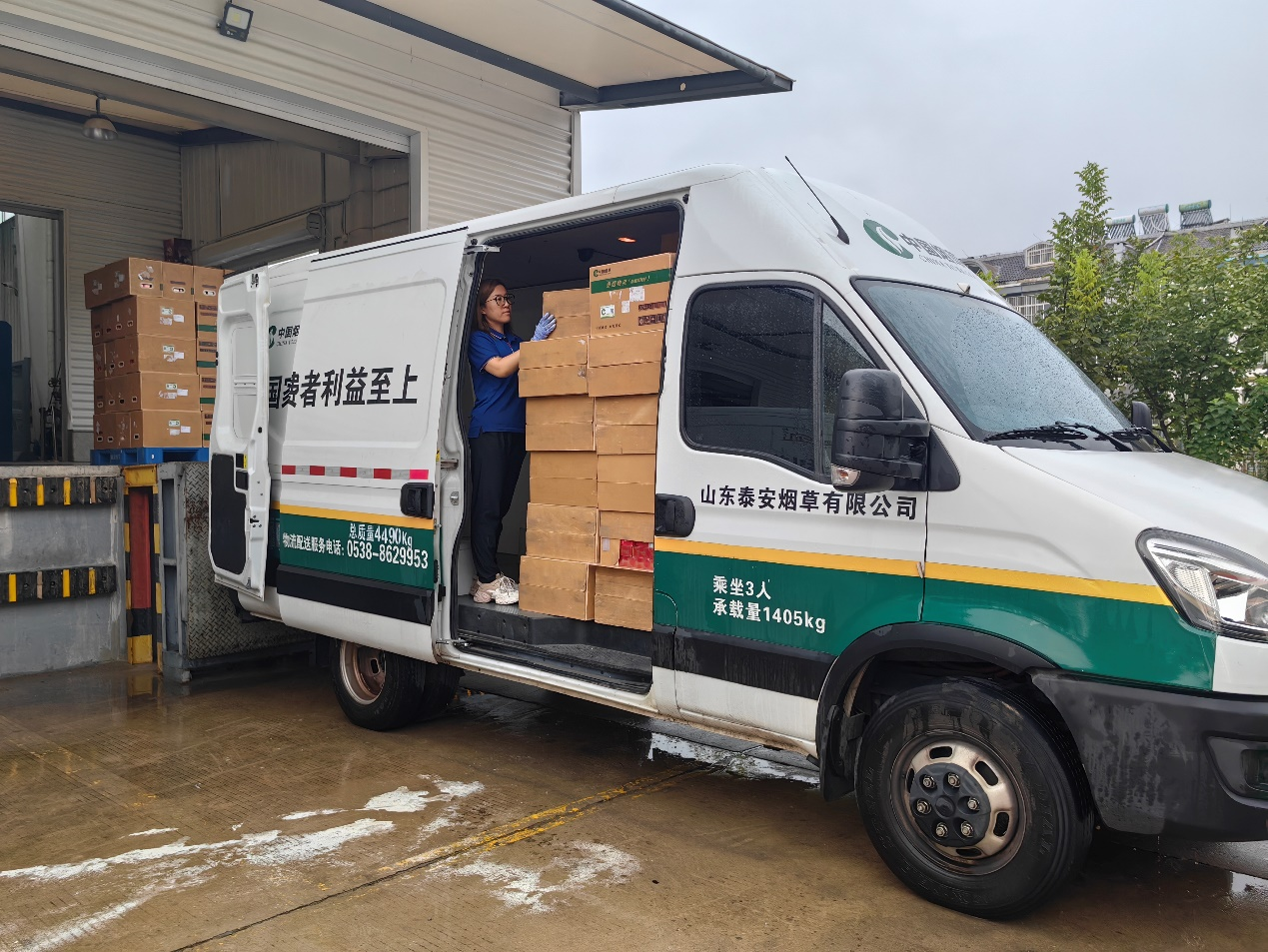 图为送货员在新能源电车上进行装车作业