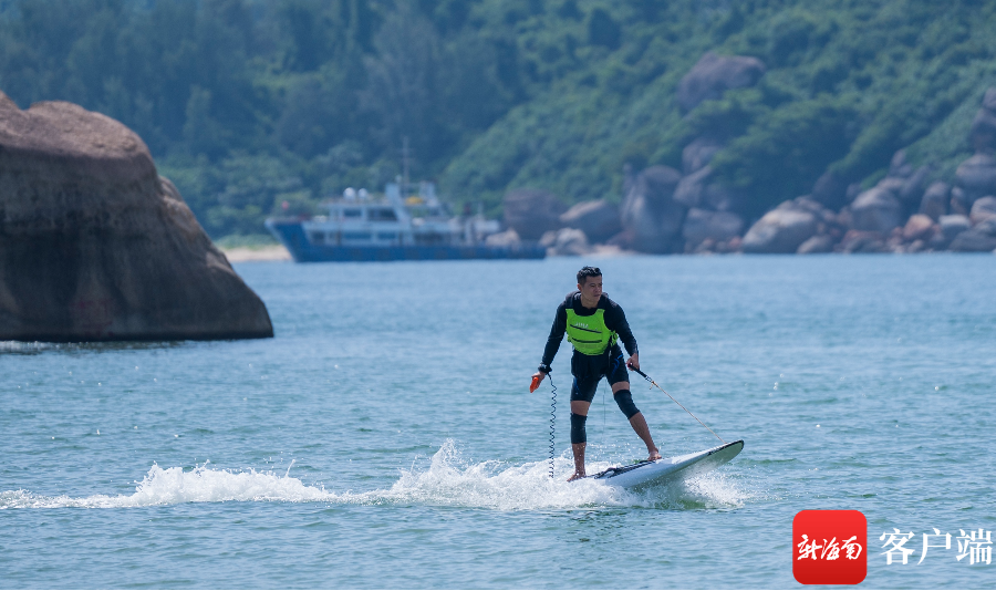 "双节"假期三亚后海迎来众多游客看海冲浪