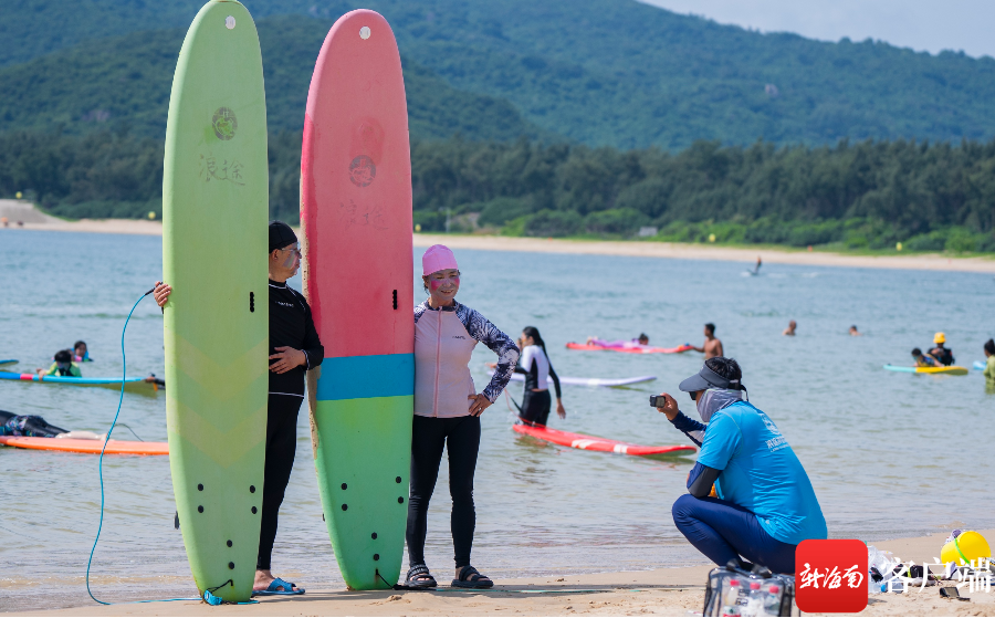 9月29日,三亚后海村,游客在打卡游玩,体验冲浪.记者 李昊 摄