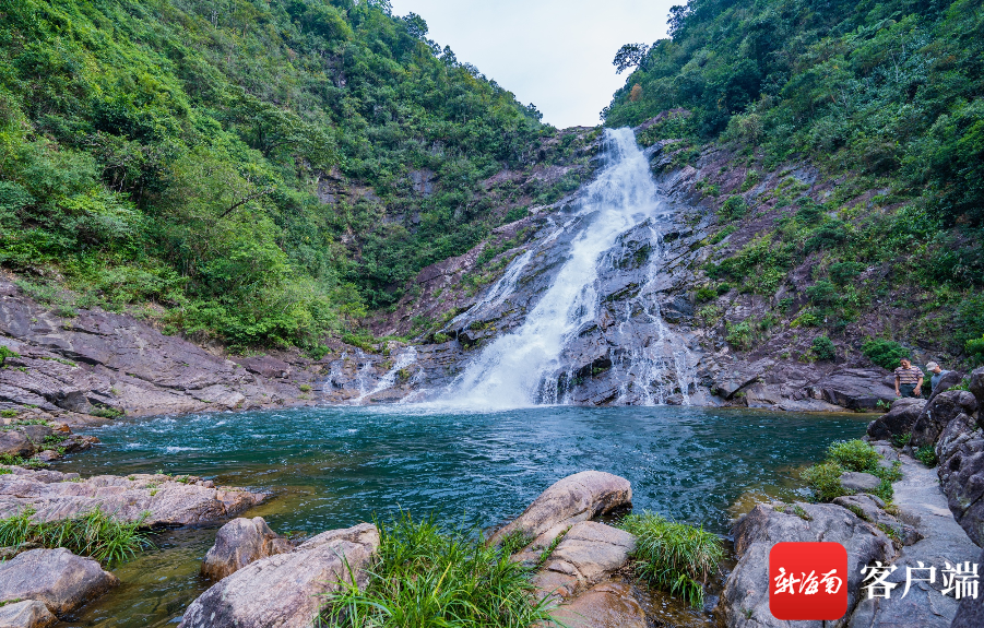 大里瀑布隐藏在陵水黎族自治县的大里乡,是一处壮丽的自然景观瀑布.