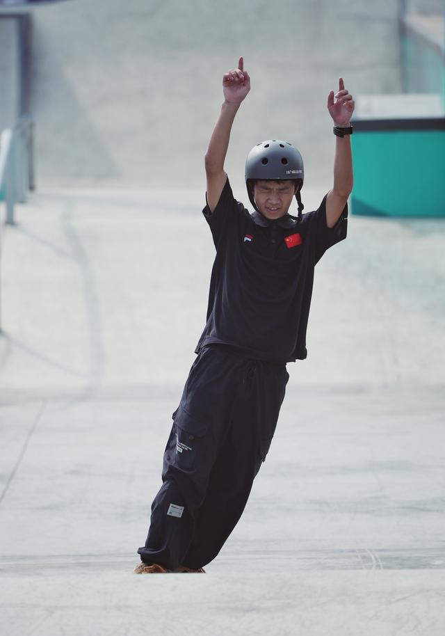 张杰庆祝完成高难度动作. 新京报记者 薛珺 摄