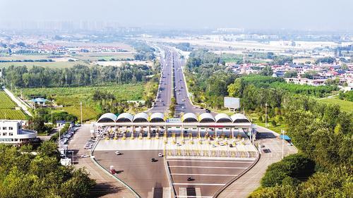 9月27日拍摄的位于复兴大街南端的石家庄南收费站.