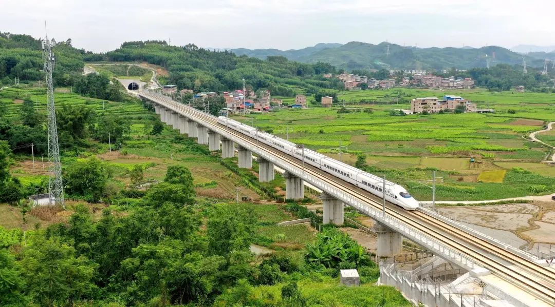河池市行政办公中心搬迁至宜州区;今年,途经金城江区的贵南高铁全线