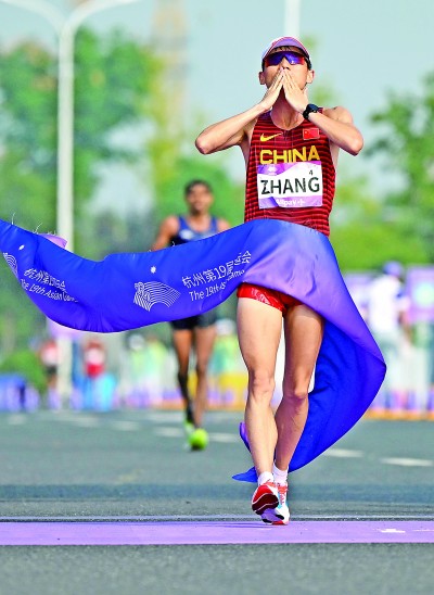 9月29日,杭州亚运会田径男子20公里竞走决赛中,中国选手张俊夺得冠军