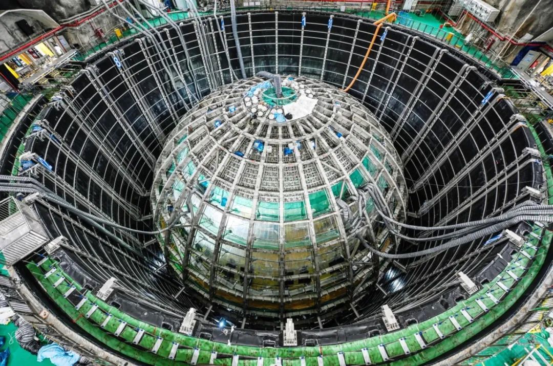 江门中微子实验探测器正在建设中,图源:江门发布