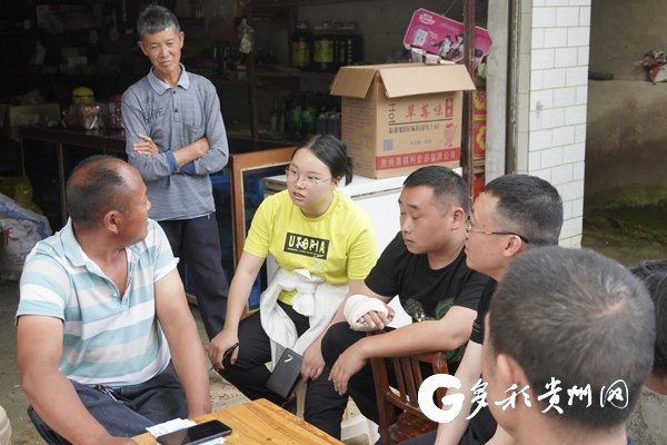 杜富佳(左三)与村民们交流收入情况