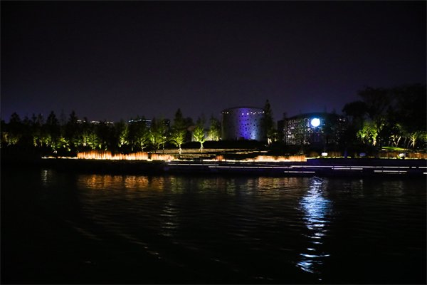 游船远眺小河公园夜景.中国网记者 郑伟 摄