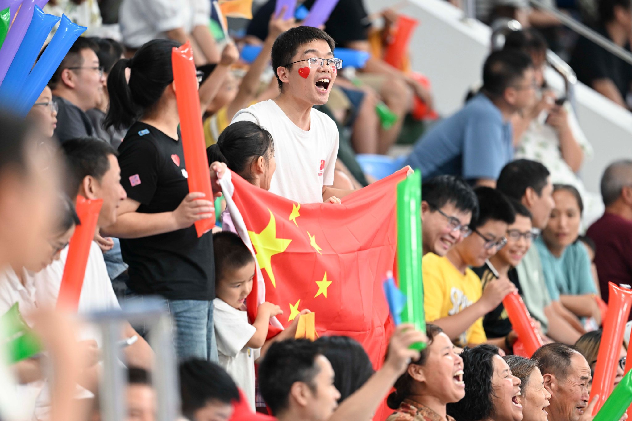 9月29日,观众在赛场观看比赛.新华社记者 胡虎虎 摄