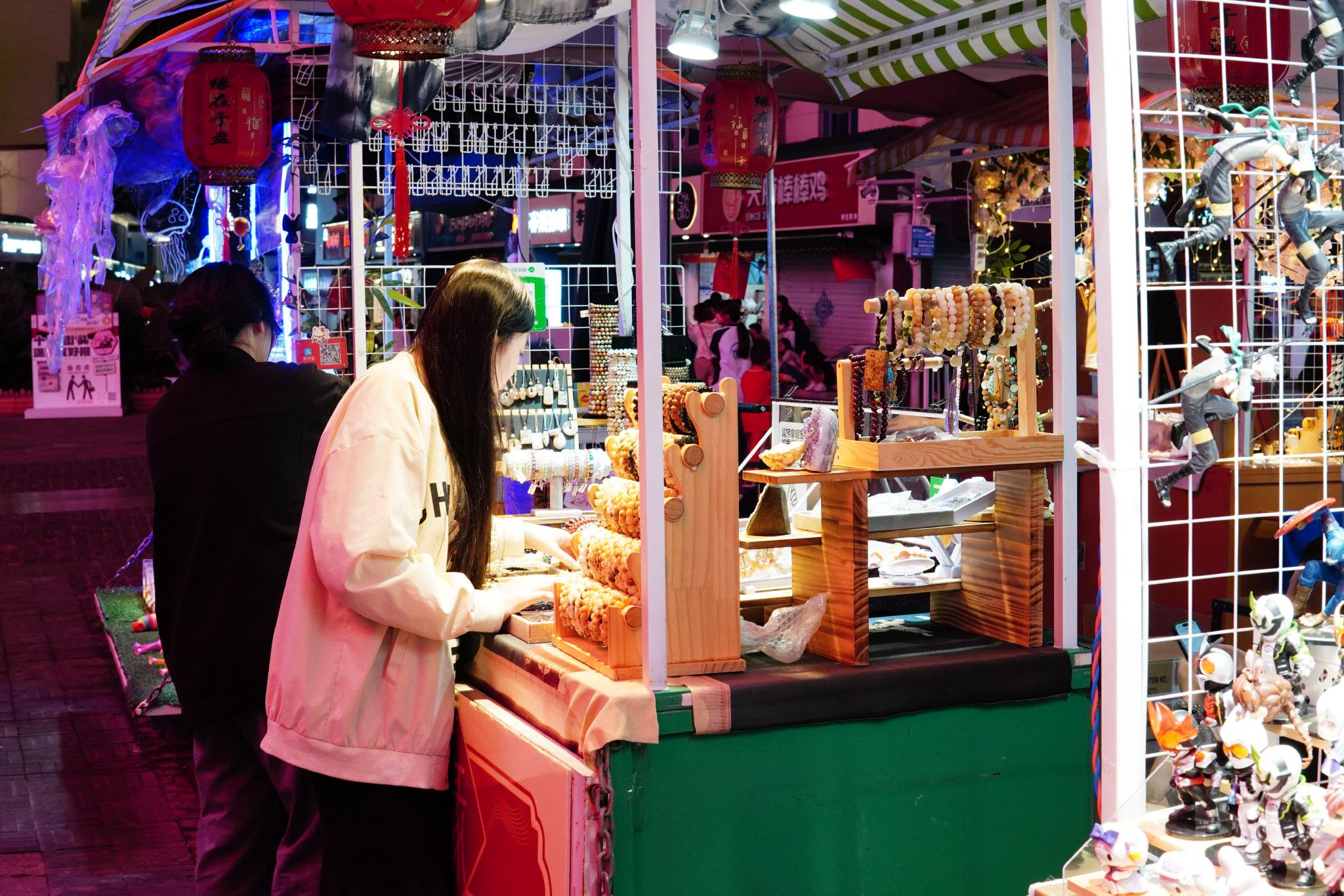 游客正在文创集市挑选商品(鲍贝贝 摄)