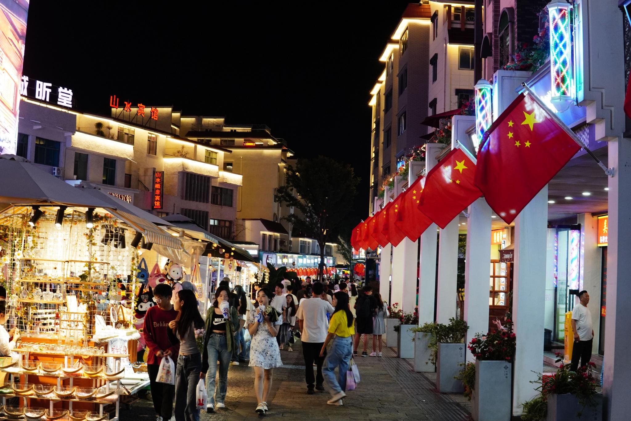 夜晚的花溪十字街人潮涌动(鲍贝贝 摄)