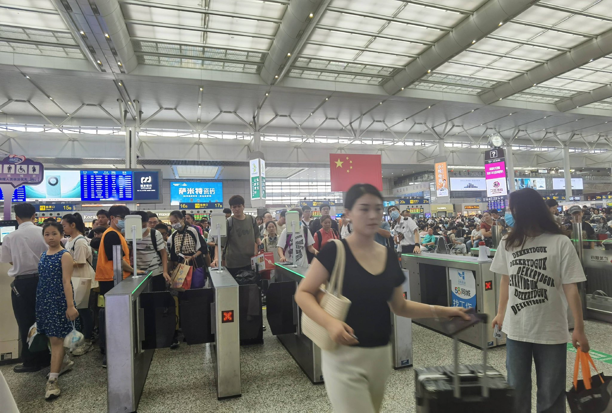 旅客检票进站.受访者供图